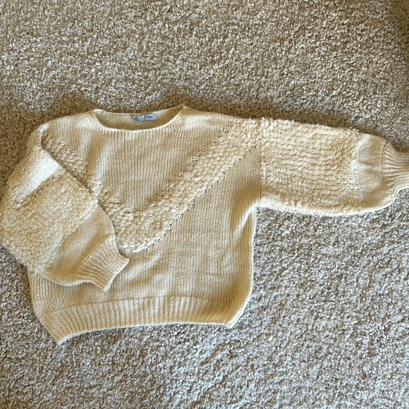 Retro vibe in this never worn cream knit with extra knitted details! - Picture 3 of 6